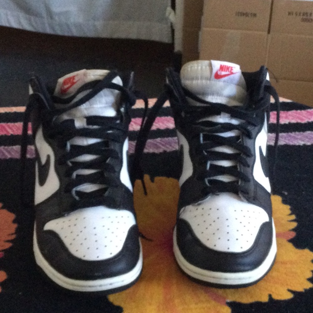 Nike Women’s Black/White Sneakers